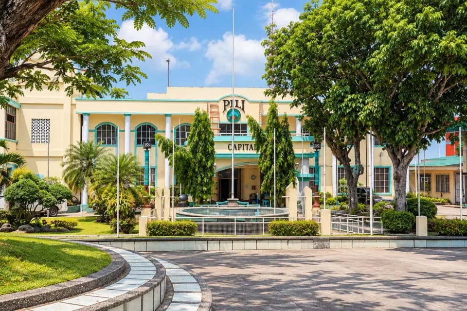 Pili municipal building and plaza